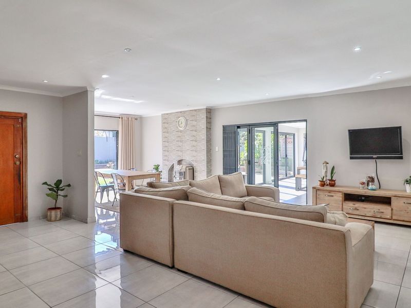 Modern 3-Bedroom Family Oasis with Solar Power and Entertainment Haven in Secure Boomed Area. - Photo 9