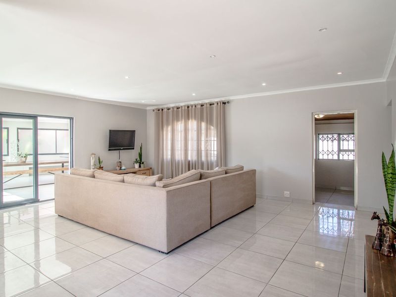 Modern 3-Bedroom Family Oasis with Solar Power and Entertainment Haven in Secure Boomed Area. - Photo 8