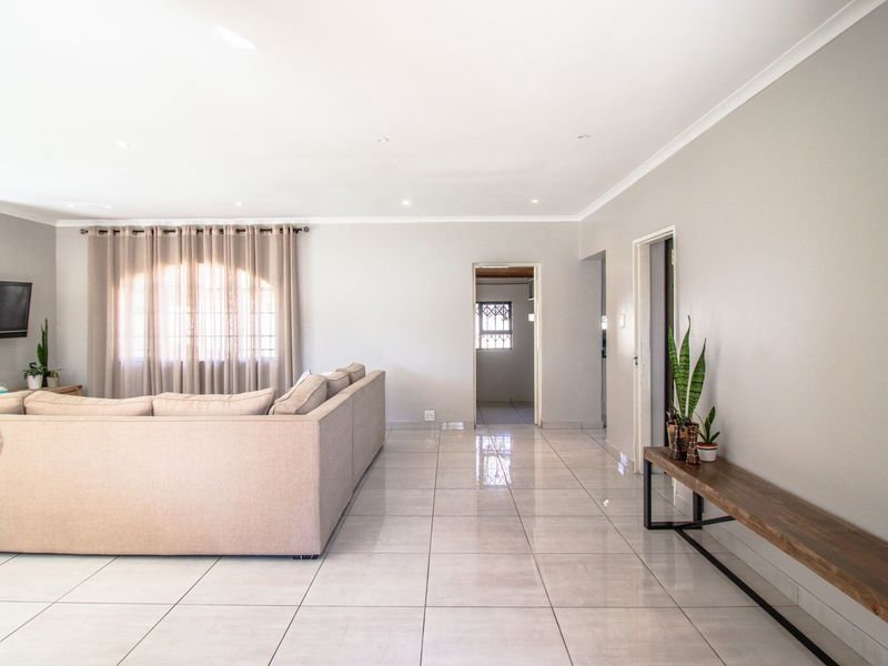 Modern 3-Bedroom Family Oasis with Solar Power and Entertainment Haven in Secure Boomed Area. - Photo 7