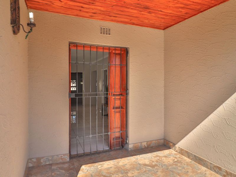 Modern 3-Bedroom Family Oasis with Solar Power and Entertainment Haven in Secure Boomed Area. - Photo 6