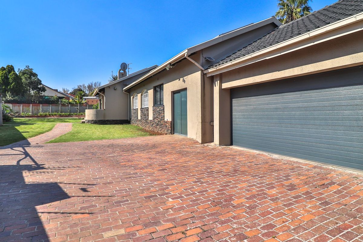 Modern 3-Bedroom Family Oasis with Solar Power and Entertainment Haven in Secure Boomed Area. - Photo 2