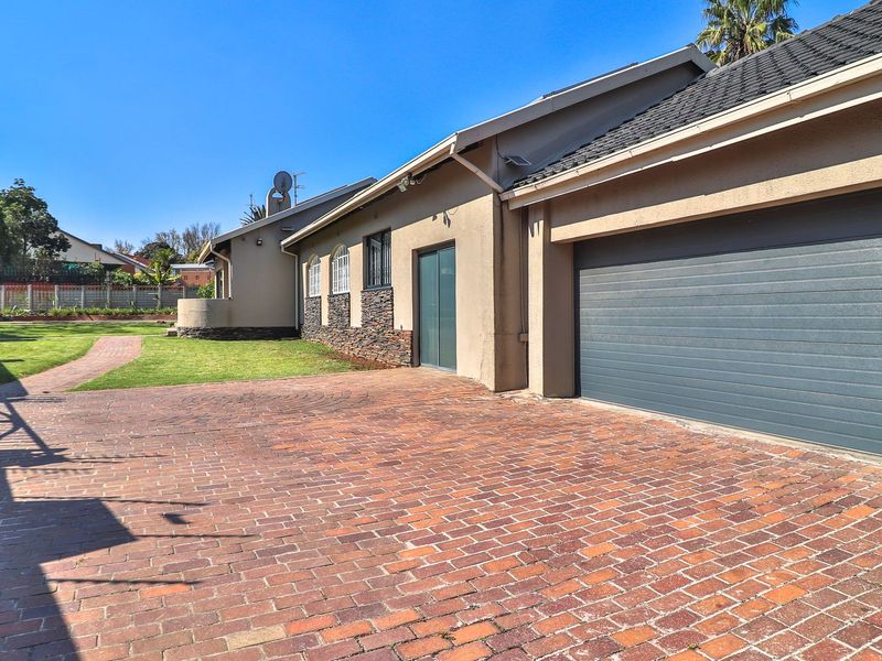 Modern 3-Bedroom Family Oasis with Solar Power and Entertainment Haven in Secure Boomed Area. - Photo 2