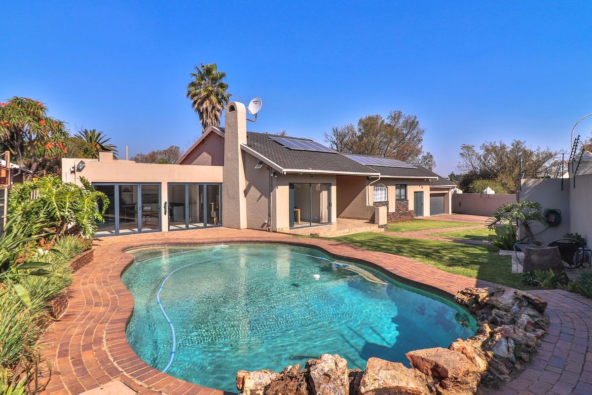 Modern 3-Bedroom Family Oasis with Solar Power and Entertainment Haven in Secure Boomed Area. - Photo 3