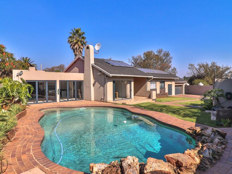 Modern 3-Bedroom Family Oasis with Solar Power and Entertainment Haven in Secure Boomed Area. - Photo 3