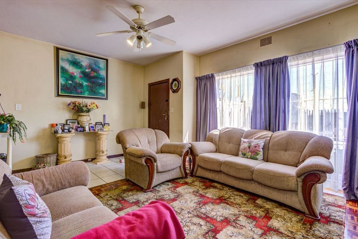 Neat Two-Bedroom Home with Garage and Carport - Photo 2