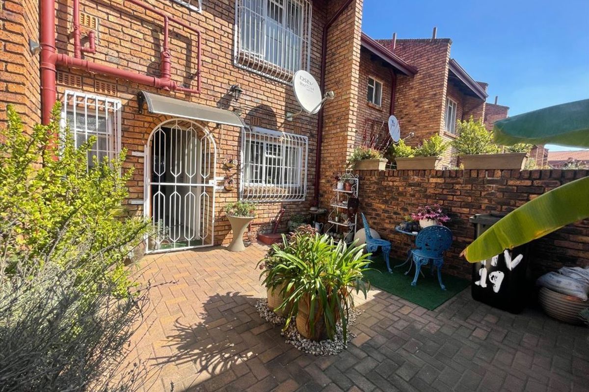 Charming Two-Bedroom Home with Garage and Dining Room - Photo 3