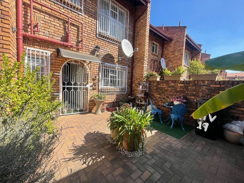Charming Two-Bedroom Home with Garage and Dining Room - Photo 3