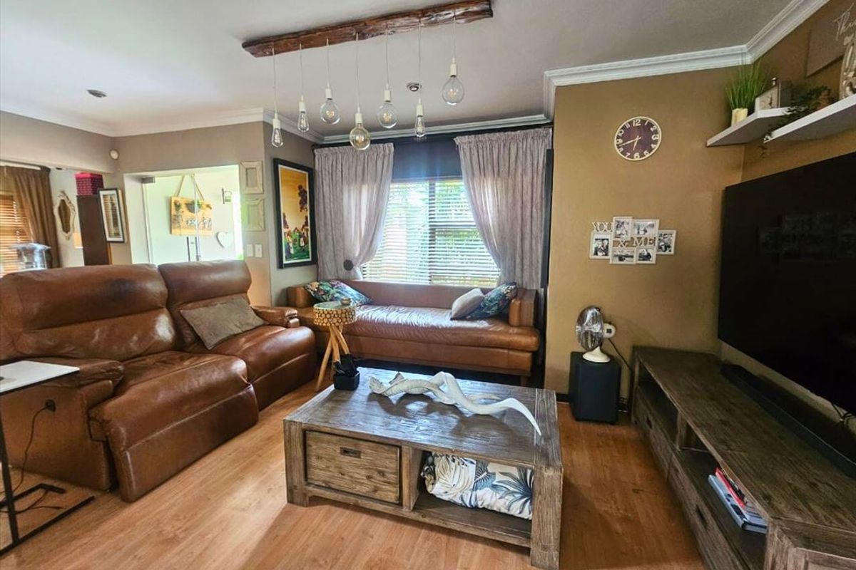 Spacious Three-Bedroom Home with Study and Double Garage - Photo 2