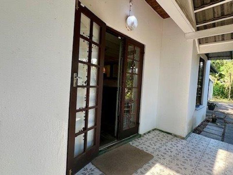 Serene Retreat Surrounded By Nature - Photo 4