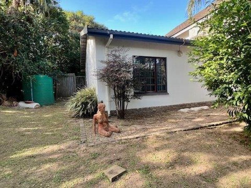 Serene Retreat Surrounded By Nature - Photo 3