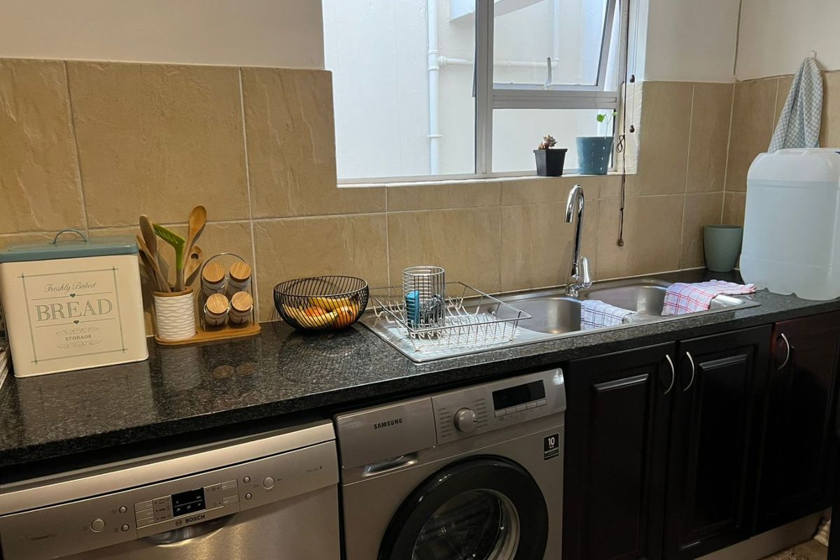 Stylish, Secure, Modern Elegance in the Heart of Greenstone - Photo 3