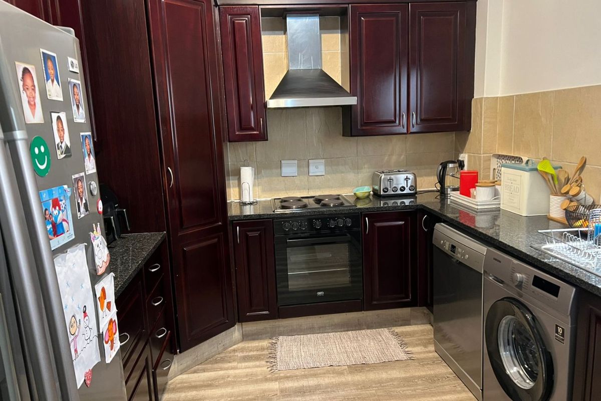 Stylish, Secure, Modern Elegance in the Heart of Greenstone - Photo 2