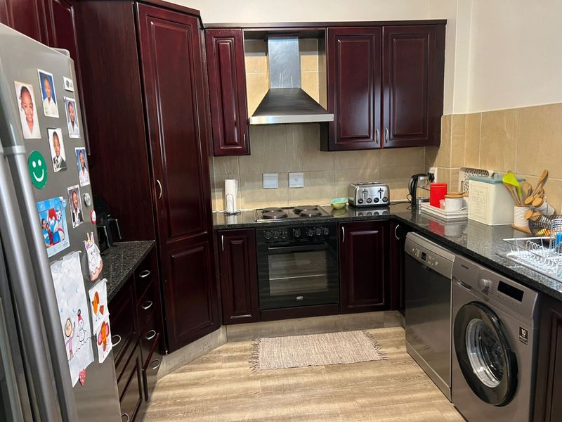 Stylish, Secure, Modern Elegance in the Heart of Greenstone - Photo 2