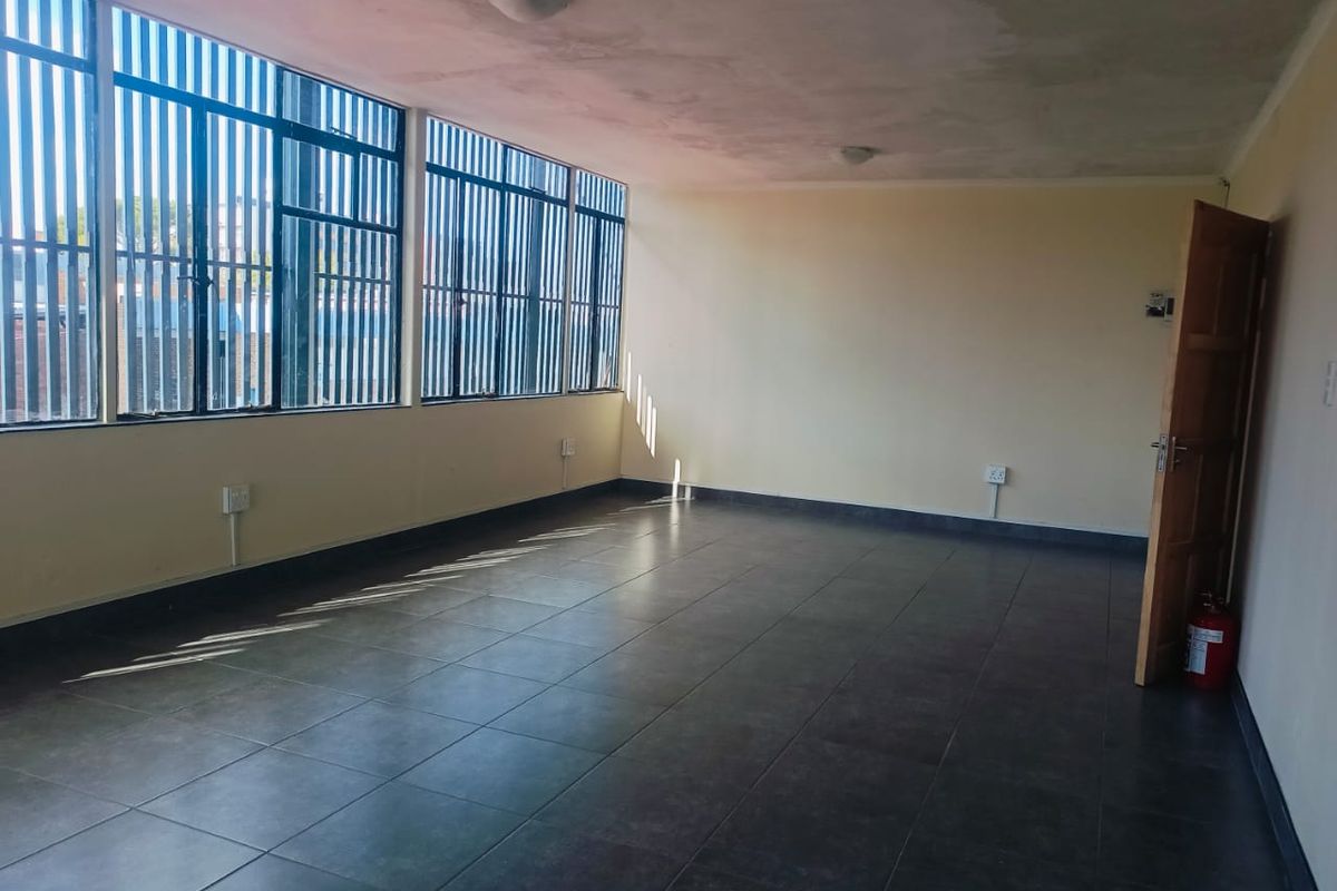 Affordable Office Space in Prime Town Location – Close to Transport - Photo 2