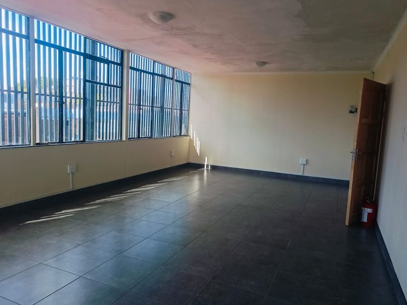 Affordable Office Space in Prime Town Location – Close to Transport - Photo 2