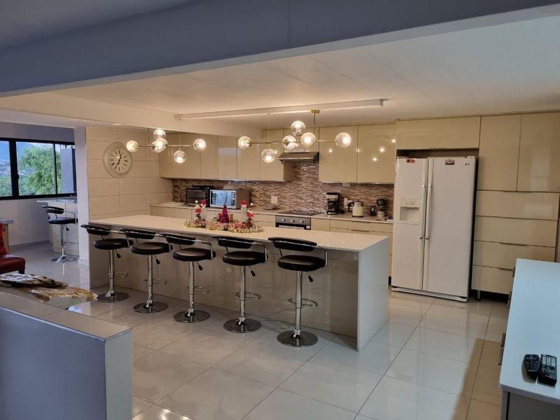 Luxury Hilltop Estate with Panoramic Views – A Masterpiece of Elegance and Opportunity in Hartbeespoort - Photo 5