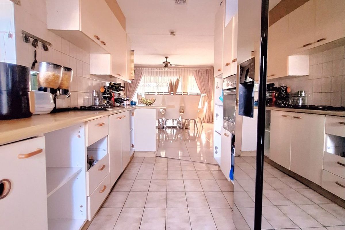 Spacious 4-Bedroom Corner Unit for Sale in Bosleigh Lodge - Photo 2