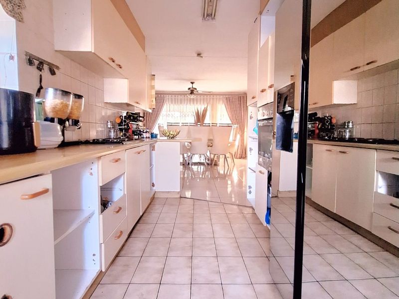 Spacious 4-Bedroom Corner Unit for Sale in Bosleigh Lodge - Photo 2