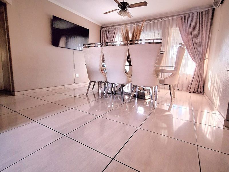 Spacious 4-Bedroom Corner Unit for Sale in Bosleigh Lodge - Photo 4