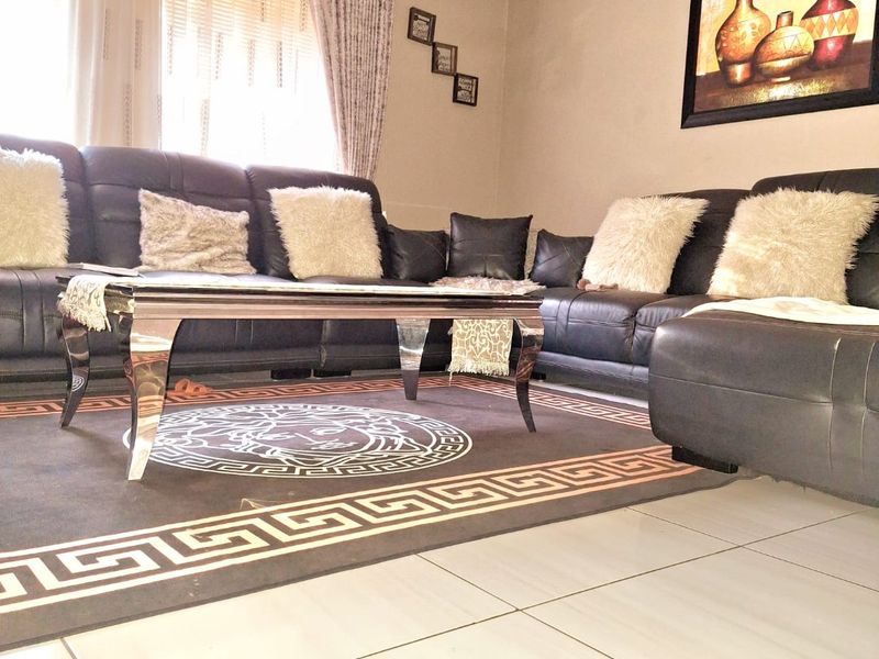 Spacious 4-Bedroom Corner Unit for Sale in Bosleigh Lodge - Photo 9