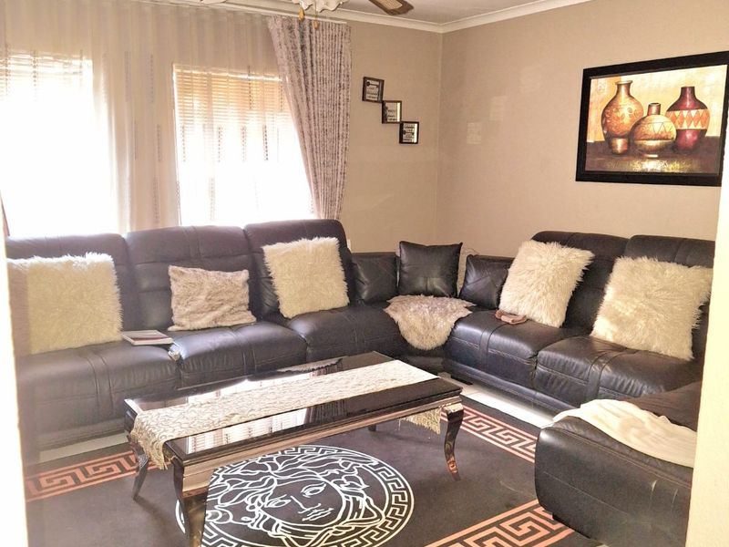 Spacious 4-Bedroom Corner Unit for Sale in Bosleigh Lodge - Photo 8