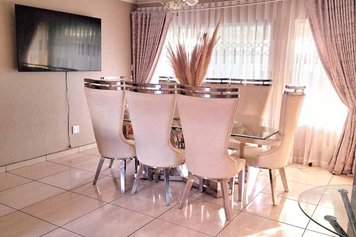 Spacious 4-Bedroom Corner Unit for Sale in Bosleigh Lodge - Photo 5