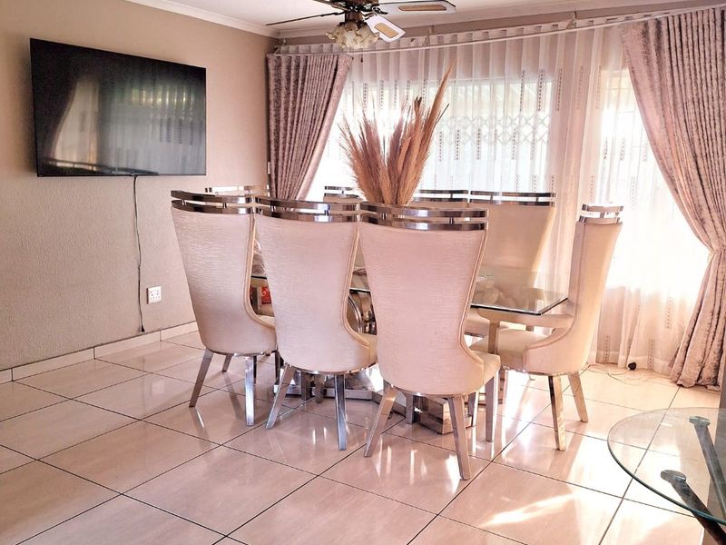 Spacious 4-Bedroom Corner Unit for Sale in Bosleigh Lodge - Photo 5