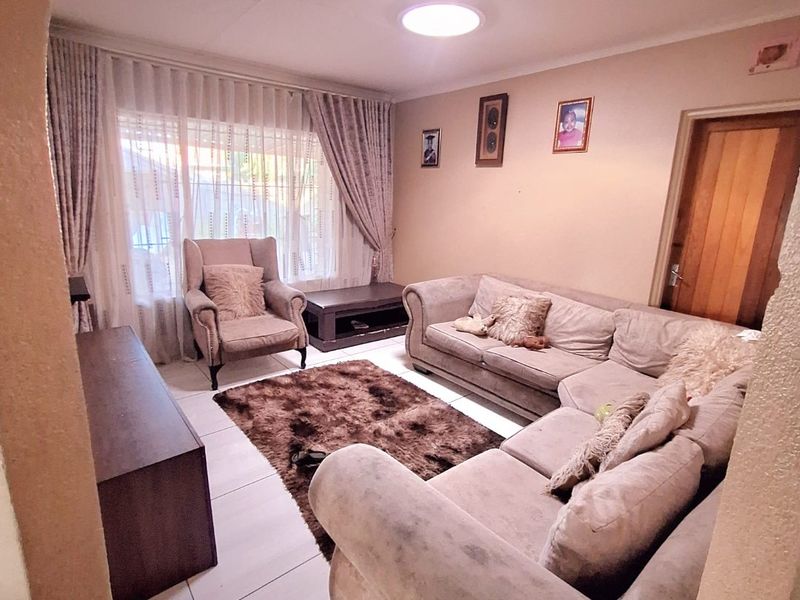 Spacious 4-Bedroom Corner Unit for Sale in Bosleigh Lodge - Photo 6