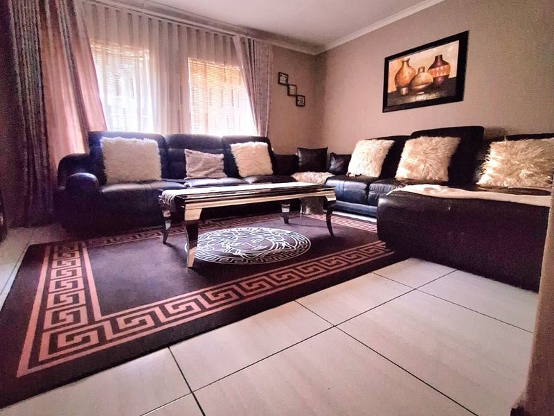 Spacious 4-Bedroom Corner Unit for Sale in Bosleigh Lodge - Photo 7