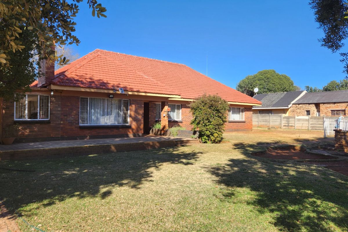 This neat and spacious 4-bedroom, 2-bathroom home with a separate study offers comfortable living for the whole family. - Photo 4