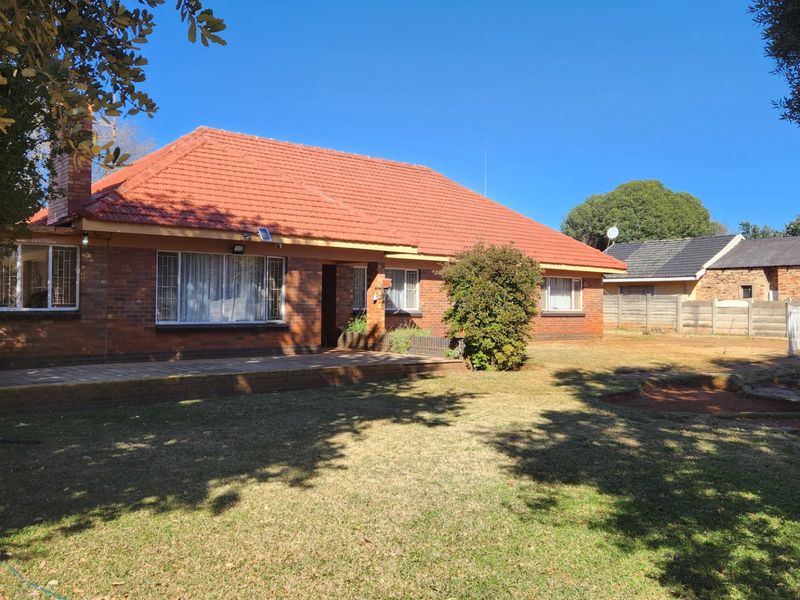 This neat and spacious 4-bedroom, 2-bathroom home with a separate study offers comfortable living for the whole family. - Photo 4