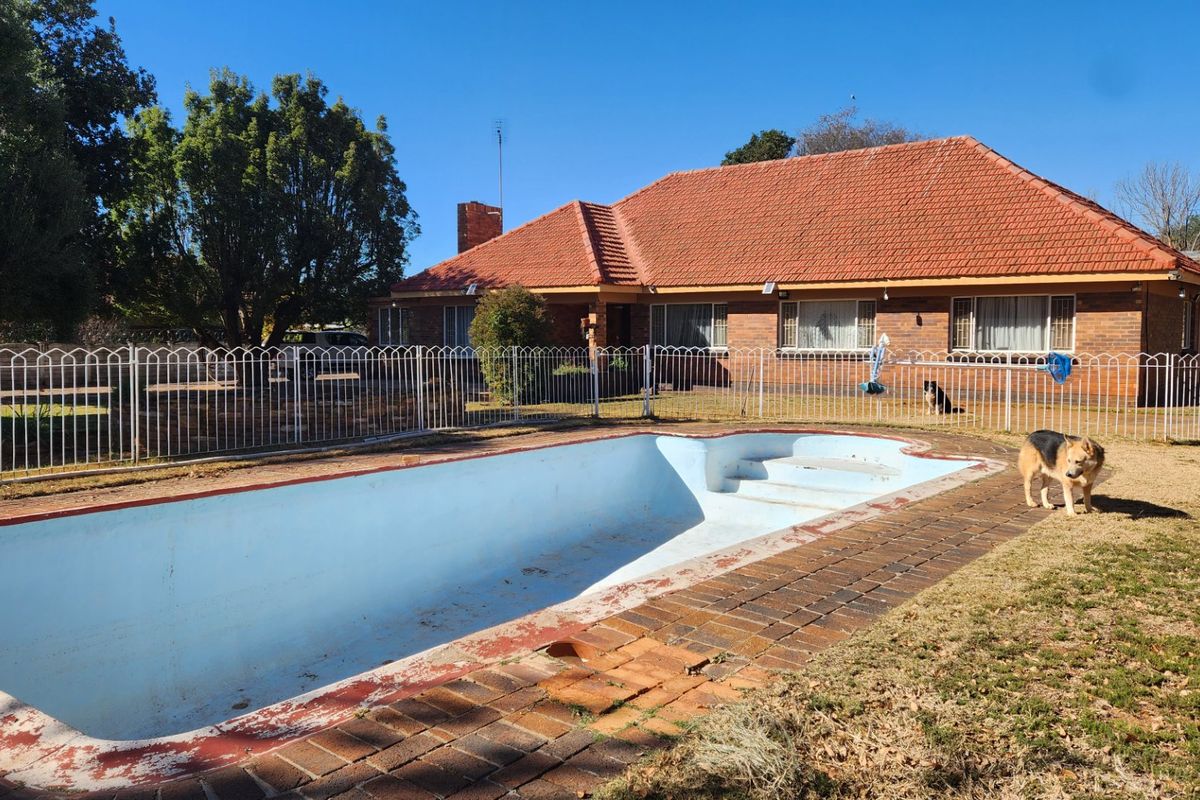 This neat and spacious 4-bedroom, 2-bathroom home with a separate study offers comfortable living for the whole family. - Photo 3