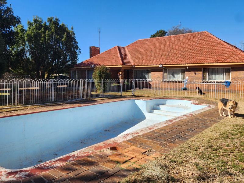 This neat and spacious 4-bedroom, 2-bathroom home with a separate study offers comfortable living for the whole family. - Photo 3