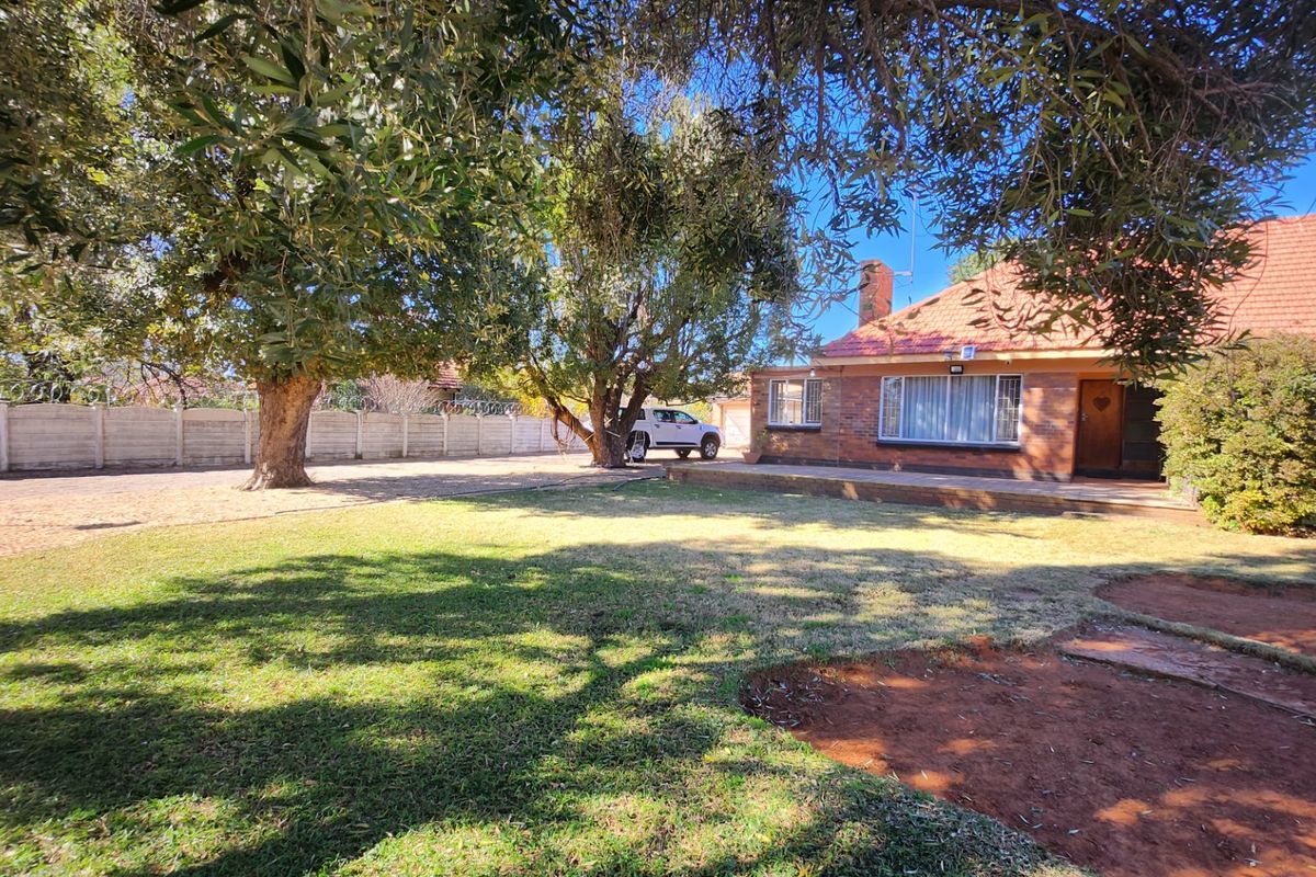 This neat and spacious 4-bedroom, 2-bathroom home with a separate study offers comfortable living for the whole family. - Photo 5