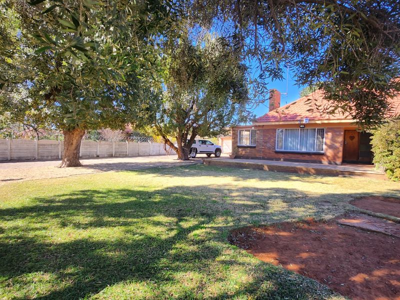 This neat and spacious 4-bedroom, 2-bathroom home with a separate study offers comfortable living for the whole family. - Photo 5