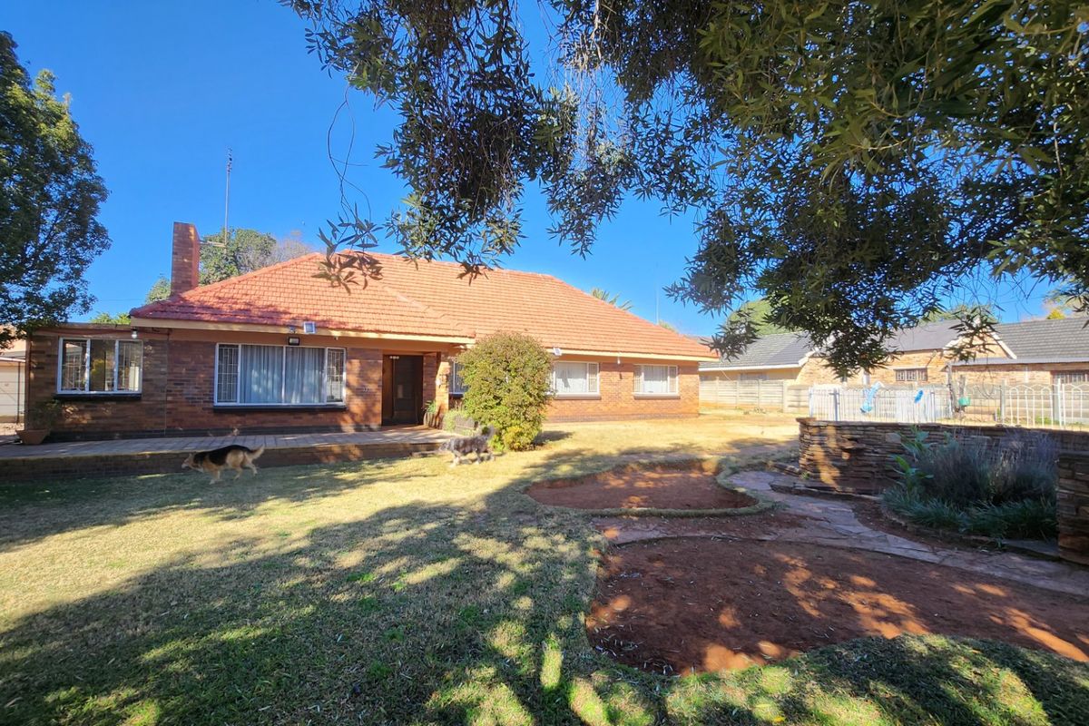 This neat and spacious 4-bedroom, 2-bathroom home with a separate study offers comfortable living for the whole family. - Photo 2