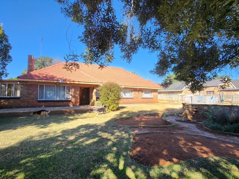 This neat and spacious 4-bedroom, 2-bathroom home with a separate study offers comfortable living for the whole family. - Photo 2