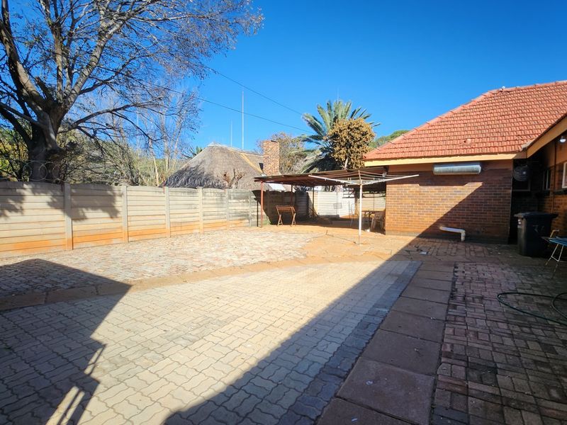 This neat and spacious 4-bedroom, 2-bathroom home with a separate study offers comfortable living for the whole family. - Photo 10