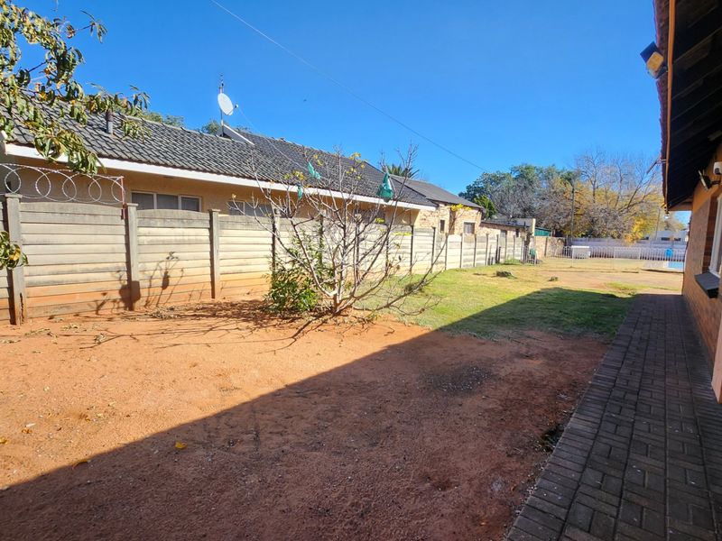 This neat and spacious 4-bedroom, 2-bathroom home with a separate study offers comfortable living for the whole family. - Photo 8