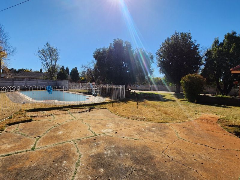 This neat and spacious 4-bedroom, 2-bathroom home with a separate study offers comfortable living for the whole family. - Photo 7