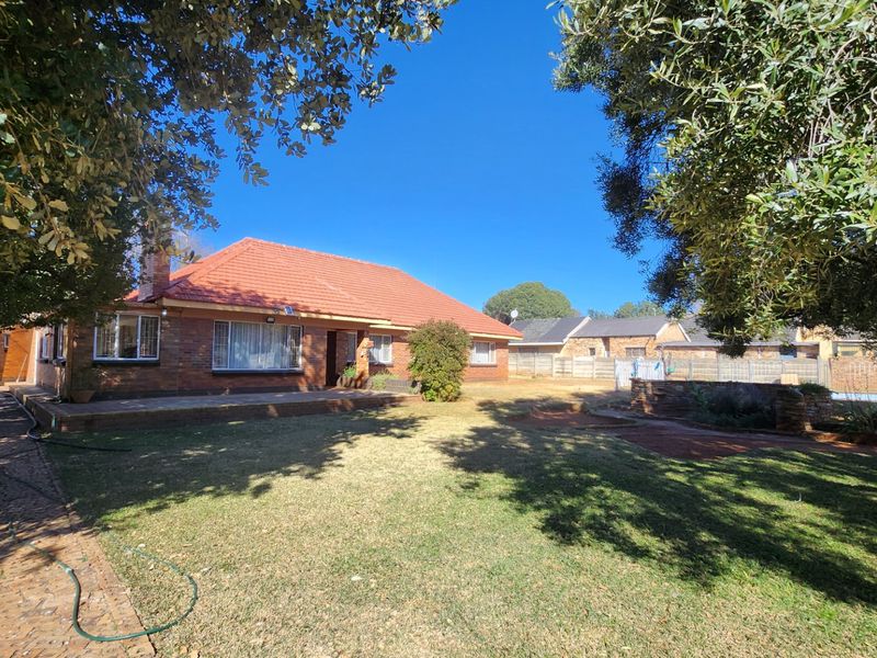 This neat and spacious 4-bedroom, 2-bathroom home with a separate study offers comfortable living for the whole family. - Photo 6