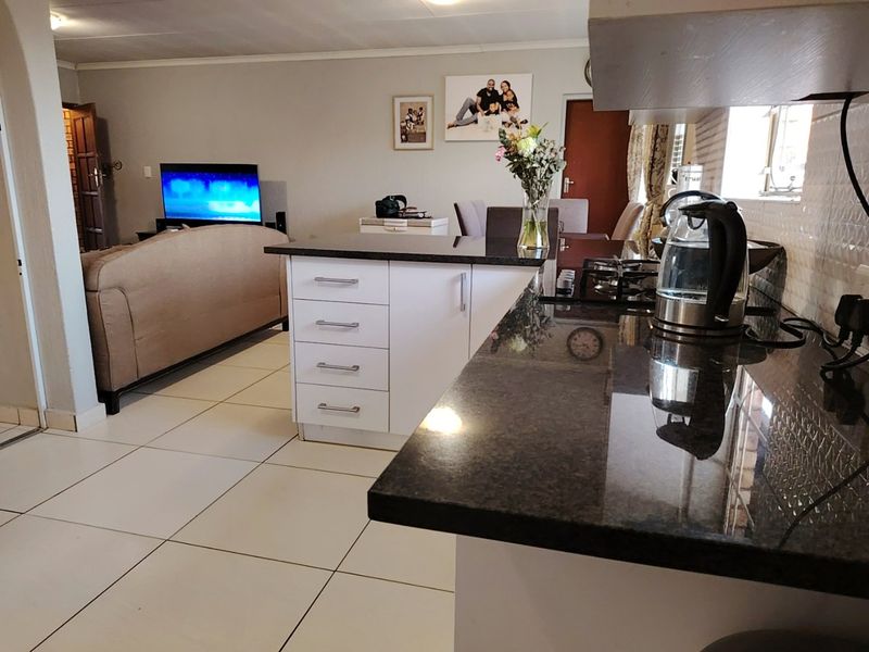 Upgraded 3-Bedroom Corner Townhouse in Prime Location – Celtisdal, Centurion - Photo 6