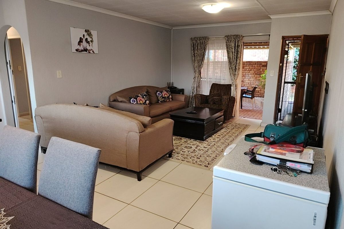 Upgraded 3-Bedroom Corner Townhouse in Prime Location – Celtisdal, Centurion - Photo 2