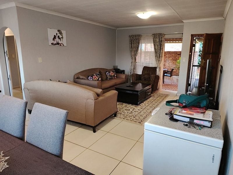 Upgraded 3-Bedroom Corner Townhouse in Prime Location – Celtisdal, Centurion - Photo 2