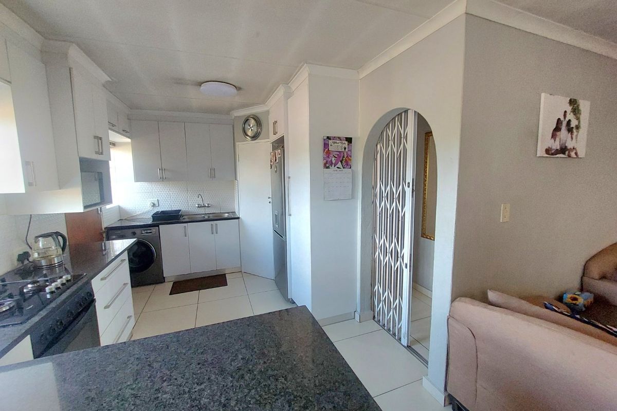 Upgraded 3-Bedroom Corner Townhouse in Prime Location – Celtisdal, Centurion - Photo 4