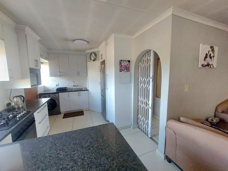 Upgraded 3-Bedroom Corner Townhouse in Prime Location – Celtisdal, Centurion - Photo 4