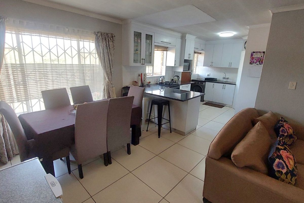 Upgraded 3-Bedroom Corner Townhouse in Prime Location – Celtisdal, Centurion - Photo 3