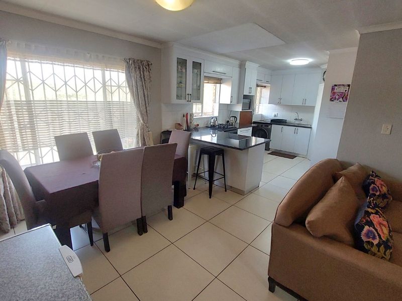 Upgraded 3-Bedroom Corner Townhouse in Prime Location – Celtisdal, Centurion - Photo 3