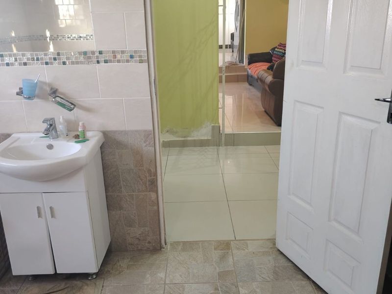 3 Bedroom House For Sale in Mdantsane Nxamkwane - Photo 4