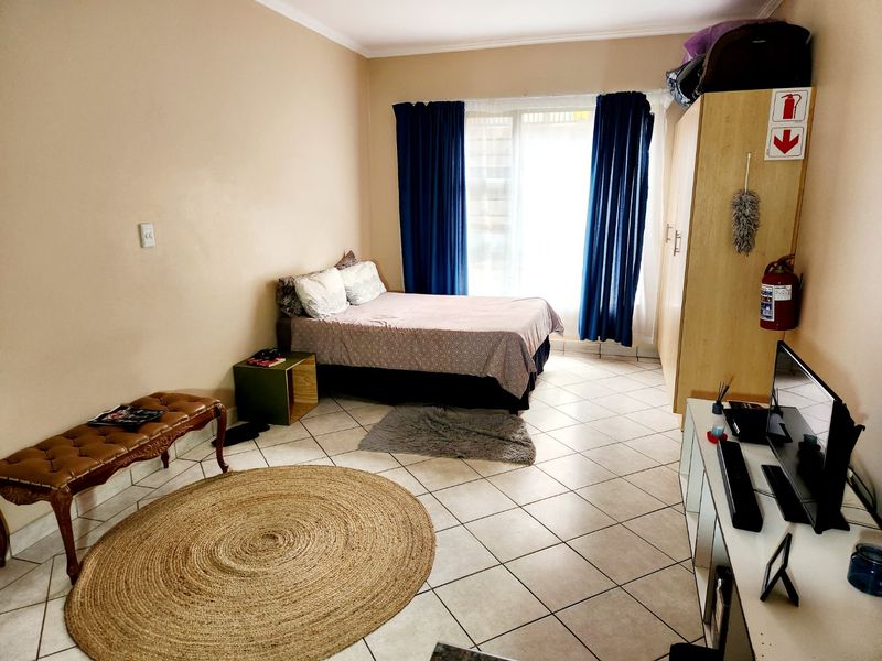 Investor’s Dream: Spacious 1-Bedroom Apartment with Rental Income!   - Photo 2